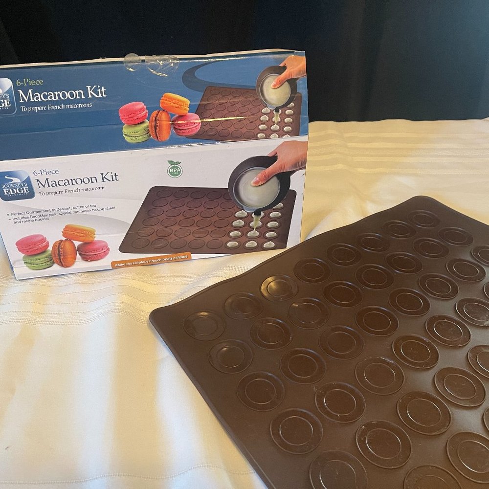 Macaron Baking Kit w/ Brown Silicone Mat, Piping Pot, Nozzle Tip (123)
